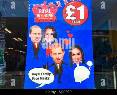 London, UK, 15. Mai 2018 ein Geschäft in London verkaufen Königliche Familie Gesichtsmasken für ein Pfund, in Vorbereitung auf die bevorstehende königliche Hochzeit von Prinz Harry Meghan Markle. Credit: Lisa Werner/StockimoNews/Alamy leben Nachrichten Stockfoto