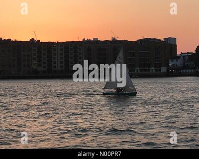 Rotherhithe St, London, UK. 22. Mai, 2018. Sonnenuntergang und Segelboot, Themse, London SE16 Credit: Susannah Jayes/StockimoNews/Alamy leben Nachrichten Stockfoto