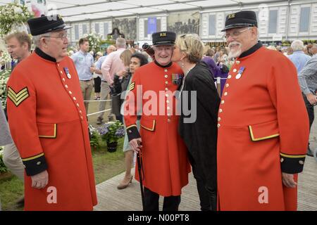 RHS Chelsea Flower Show, London, UK. 25. Mai 2018. Ein Besucher der RHS Chelsea Flower Show gibt einen Chelsea Rentner einen Kuss auf die Wange. Credit: Scott Ramsey/StockimoNews/Alamy leben Nachrichten Stockfoto