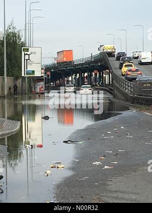 London, Großbritannien. 7. Juni 2018. Hochwasser: Lodge avenue Kreisverkehr: 13 Ursachen Verkehr West gebunden und Straßensperre Osten gebunden. Zwei Fahrzeuge in einem 13 Zufahrtsstraße blockiert auch Kreisverkehr anschließen. Silber Mercedes seit 16.30 Uhr. Credit: BIN-Esche/StockimoNews/Alamy leben Nachrichten Stockfoto