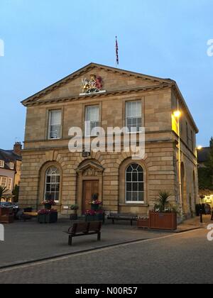 Oxfordshire, UK. 9. Juni 2018. Fahne über Woodstock Rathaus Fliegen für Ihre Majestät die Queen's Official (92) Geburtstag 9. Juni 2018. Woodstock, Oxfordshire, UK. Credit: Sharone Parnes/StockimoNews/Alamy leben Nachrichten Stockfoto