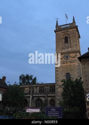 Oxfordshire, UK. 9. Juni 2018. Fahne über die Hl. Maria Magdalena Kirche in Woodstock, Oxfordshire fliegen, für Ihre Majestät die Queen's Official (92) Geburtstag 9. Juni 2018. Woodstock, Oxfordshire, UK Credit: Sharone Parnes/StockimoNews/Alamy leben Nachrichten Stockfoto