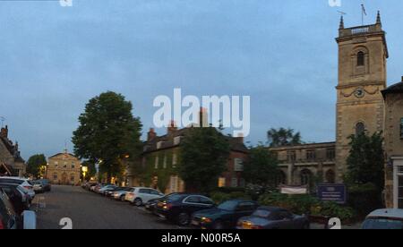 Oxfordshire, UK. 9. Juni 2018. Fahnen vor dem Rathaus (L) und St. Maria Magdalena Kirche (R) in Woodstock, Oxfordshire fliegen, für Ihre Majestät die Queen's Official (92) Geburtstag 9. Juni 2018. Woodstock, Oxfordshire, UK Credit: Sharone Parnes/StockimoNews/Alamy leben Nachrichten Stockfoto