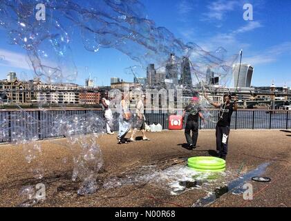 London, Großbritannien. 11. Juni 2018. Eine street Entertainer bläst riesigen Blasen an Bankside, London Quelle: Patricia Phillips/StockimoNews/Alamy leben Nachrichten Stockfoto