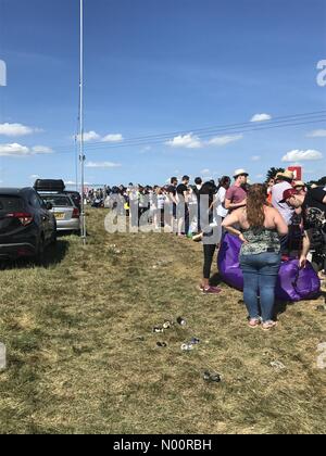 Seehafen in der Nähe, Newport, Isle of Wight. 21 Jun, 2018. Hunderte von festivalbesuchern Warteschlange die Isle of Wight Festival Website an einem heißen Nachmittag ein. Credit: amylaura/StockimoNews Credit: amylaura/StockimoNews/Alamy leben Nachrichten Stockfoto