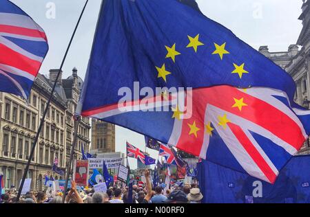 London, Großbritannien. 23. Juni 2018. BREXIT: EU-Befürworter, nehmen an der "People's Stimme" März hinunter Whitehall in London, Großbritannien, England, UK, 23. Juni 2018. Credit: Marc J Boettcher/StockimoNews/Alamy leben Nachrichten Stockfoto