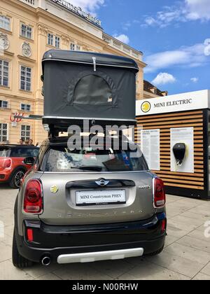 Wien, Österreich. 26 Jun, 2018. Mini-SUV PHEV mit Dachzelt - Wien, Österreich vom 26. Juni 2018 ein Mini Cooper Landsmann S E ALLE 4 Plug-in-Hybrid mit einem camping Pop Up Zelt auf dem Dach auf dem Display im MuseumsQuartier in Wien. Credit: Lisa Werner/StockimoNews/Alamy leben Nachrichten Stockfoto