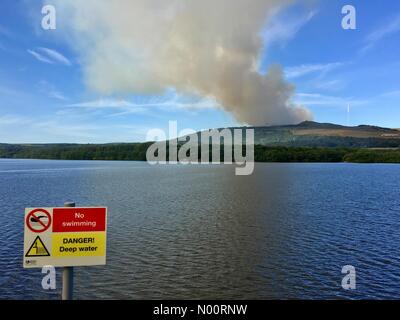 Moorland Brände an Rivington in Lancashire. Brände auf dem Moor in der Nähe der Winter Hill Sender und Rivington Pike. Feuer begann am Donnerstag Nachmittag und Rauch kann von Chorley und Bolton gesehen werden. Stockfoto