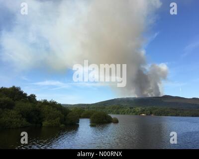 Moorland Brände an Rivington in Lancashire. Brände auf dem Moor in der Nähe der Winter Hill Sender und Rivington Pike. Feuer begann am Donnerstag Nachmittag und Rauch kann von Chorley und Bolton gesehen werden. Stockfoto