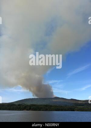 Moorland Brände an Rivington in Lancashire. Brände auf dem Moor in der Nähe der Winter Hill Sender und Rivington Pike. Feuer begann am Donnerstag Nachmittag und Rauch kann von Chorley und Bolton gesehen werden. Stockfoto