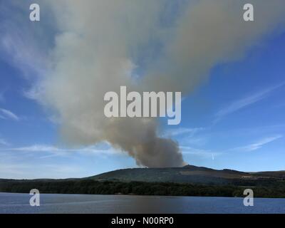 Moorland Brände an Rivington in Lancashire. Brände auf dem Moor in der Nähe der Winter Hill Sender und Rivington Pike. Feuer begann am Donnerstag Nachmittag und Rauch kann von Chorley und Bolton gesehen werden. Stockfoto