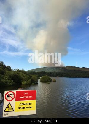 Moorland Brände an Rivington in Lancashire. Brände auf dem Moor in der Nähe der Winter Hill Sender und Rivington Pike. Feuer begann am Donnerstag Nachmittag und Rauch kann von Chorley und Bolton gesehen werden. Stockfoto