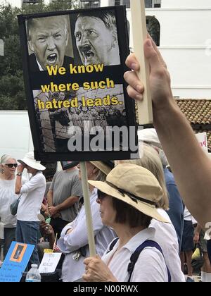 Santa Barbara, Kalifornien, USA. 30. Juni, 2018. Santa Barbara, Kalifornien. Lokale Bürger aus Protest gegen Präsident Trump und seine Verwaltung auf die Frage der Einwanderung vereinigen und die Trennung der Kinder von ihren Eltern. Credit: Eyal Nahmias/StockimoNews/Alamy leben Nachrichten Stockfoto