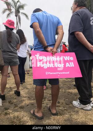 Santa Barbara, Kalifornien, USA. 30. Juni, 2018. Santa Barbara, Kalifornien. Lokale Bürger aus Protest gegen Präsident Trump und seine Verwaltung auf die Frage der Einwanderung vereinigen und die Trennung der Kinder von ihren Eltern Kreditkarten: Eyal Nahmias/StockimoNews/Alamy leben Nachrichten Stockfoto