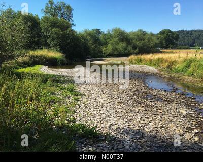 UK Wetter - Juli 2018 Dürre auf dem Haus in der Nähe von Bucknell Herefordshire UK - nach Wochen ohne Regen das Haus der Frau ein paar Pools reduziert wird. Stockfoto