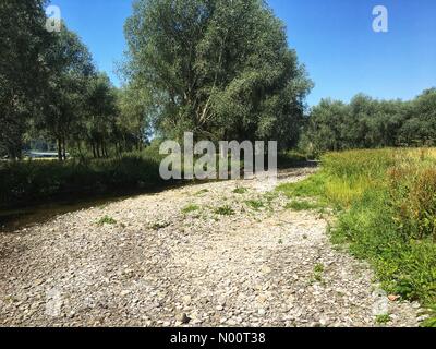 UK Wetter - Juli 2018 Dürre auf dem Haus in der Nähe von Bucknell Herefordshire UK - nach Wochen ohne Regen das Haus der Frau ein paar Pools reduziert wird. Stockfoto