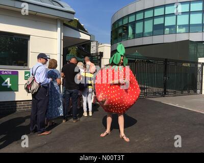 London, Großbritannien. 06. Juli 2018. Wimbledon Tennis Fan gekleidet, wie Erdbeere Credit: Amer ghazzal/StockimoNews/Alamy leben Nachrichten Stockfoto