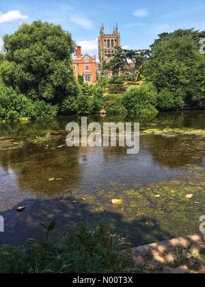 UK Wetter - warme Wetter niedrigen Fluss Wye Hereford - Der Fluss Wye wurde heute auf nur 17 cm, wie es Hereford Cathedral auf einem anderen heißen trockenen Tag vergeht mit lokalen Temp von 27c Stockfoto