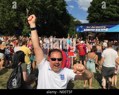 Newport Pagnell Karneval, Großbritannien England Fußball-Fans feiern nach Ihrem gegen Schweden im WM-Viertelfinale gewinnen. Stockfoto