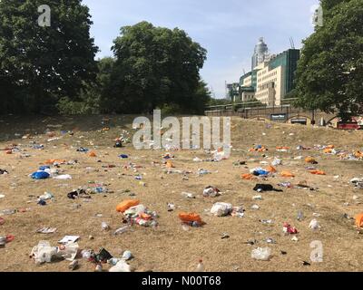 London, Großbritannien. 09 Juli, 2018. Vauxhall, London, Großbritannien; 9. Juli 2018; Müll übersäte über Vauxhall Gärten nach Großbritannien Schwarz Stolz Ereignis stattfand, gibt es am Sonntag, den 8. Juli. Credit: Ian. Stewart 28/StockimoNews/Alamy leben Nachrichten Stockfoto