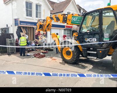 Farnham, Großbritannien. 09 Juli, 2018. Ram Raid bei Tesco Express, Farnham, Surrey, Großbritannien Ridgway Straße, Farnham. 09. Juli 2018. Ein JCB wurde verwendet, um Ram Raid der örtlichen Tesco Express Stores in Farnham. Diebe aus, die mit einer ATM. Credit: jamesjagger/StockimoNews/Alamy leben Nachrichten Stockfoto