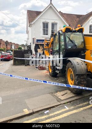 Farnham, Großbritannien. 09 Juli, 2018. Ram Raid bei Tesco Express, Farnham, Surrey, Großbritannien Ridgway Straße, Farnham. 09. Juli 2018. Ein JCB wurde verwendet, um Ram Raid der örtlichen Tesco Express Stores in Farnham. Diebe aus, die mit einer ATM. Credit: jamesjagger/StockimoNews/Alamy leben Nachrichten Stockfoto