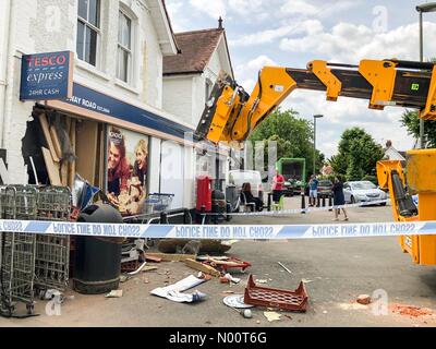 Farnham, Großbritannien. 09 Juli, 2018. Ram Raid bei Tesco Express, Farnham, Surrey, Großbritannien Ridgway Straße, Farnham. 09. Juli 2018. Ein JCB wurde verwendet, um Ram Raid der örtlichen Tesco Express Stores in Farnham. Diebe aus, die mit einer ATM. Credit: jamesjagger/StockimoNews/Alamy leben Nachrichten Stockfoto