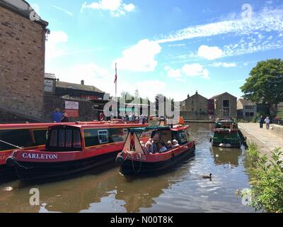 UK Wetter Skipton, North Yorkshire 11. Juli 2018. Einem heißen sonnigen Nachmittag in Skipton mit Menschen genießen Barge reitet auf dem Leeds Liverpool canal. Stockfoto