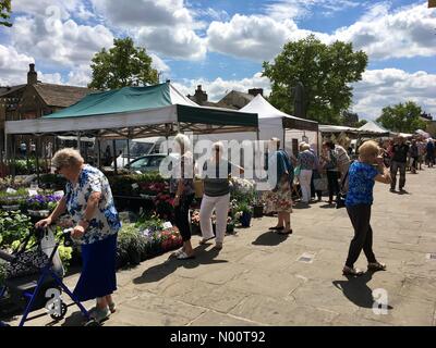 UK Wetter Skipton, North Yorkshire 11. Juli 2018. Einem heißen sonnigen Nachmittag in Skipton mit Menschen genießen den geschäftigen Markt Tag. Stockfoto