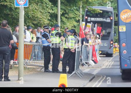 Blenheim Palace, UK. 12. Juli 2018. Schwere Polizei Präsenz außerhalb BlenheimPalace Donnerstag, als die Demonstranten erwarten die Ankunft von US-Präsident Trump Credit: Bridget1/StockimoNews/Alamy leben Nachrichten Stockfoto