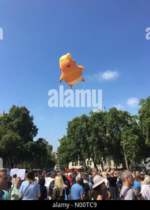 London, Großbritannien. 13. Juli 2018. Baby Trump Ballon außerhalb des Parlaments bei Anti-Donald Trump Proteste in London. Credit: Christian Hopewell/StockimoNews/Alamy leben Nachrichten Stockfoto