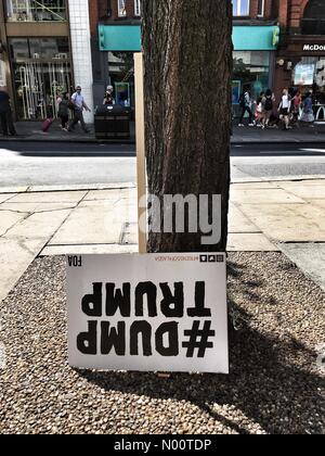 Ein dump Trump Plakat auf der Oxford Street vor der Anti einen Trumpf Protest in London am Freitag, den 13. Juli 2018 Credit: Louisa Cook/StockimoNews/Alamy Live Nachrichten gesehen Stockfoto