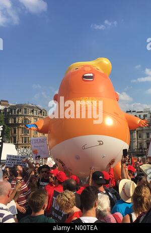 London, Großbritannien. 13. Juli 2018. Trump baby Ballon gemeinsam gegen Trump März Juli 23 2018 Credit: Jayne Lloyd/StockimoNews/Alamy leben Nachrichten Stockfoto