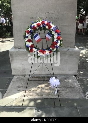 New Orleans, Louisiana, USA. 14. Juli 2018. Kranz auf der Jeanne d'Arc Statue im französischen Viertel von New Orleans Tag der Bastille zu gedenken. Credit: C.W. Burger/StockimoNews/Alamy leben Nachrichten Stockfoto