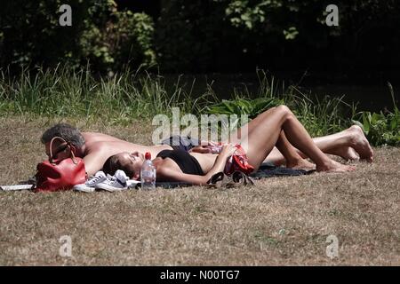 UK Wetter: Sonnig in Guildford. Millbrook, Guildford. 15. Juli 2018. Heiße und sonnige Wetter über dem Hause Grafschaften heute. Sonnenanbeter geniessen das Wetter in Guildford, Surrey. Credit: jamesjagger/StockimoNews/Alamy leben Nachrichten Stockfoto