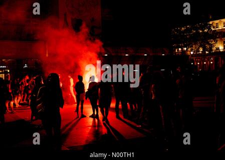 Paris, Frankreich. 15. Juli 2018. Paris Wm feier Rue de Rivoli, flares Credit: Christopher Wallace/StockimoNews/Alamy leben Nachrichten Stockfoto