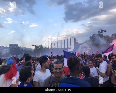 75002 Paris-8e Arrondissement, Frankreich. Am 15. Juli 2018. Frankreich Paris feier Wm Fußball Credit: wanja Bovajo/StockimoNews/Alamy leben Nachrichten Stockfoto
