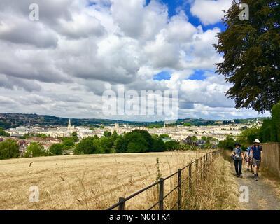 Badewanne, Großbritannien. 17. Juli 2018. Wetter in Großbritannien: Dürre in Bath, England, UK, 17. Juli 2018 Touristen, die aus Neuseeland wandern entlang der trockenen Felder eine herrliche Aussicht auf Bad auf einer überwiegend bewölkt Tag zu sehen. Credit: Lisa Werner/StockimoNews/Alamy leben Nachrichten Stockfoto