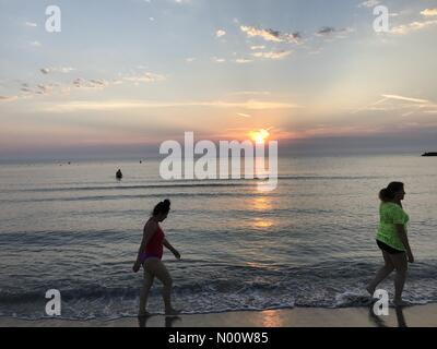 Javea, Costa Blanca, Spanien. 3. Aug 2018. Spanien: Wetter. 3. August 2018. Da die Temperaturen vorhergesagt 47 C erreichen, im Südwesten von Spanien Menschen mit an den Strand nehmen in der Dämmerung in einer Bemühung, die Hitze zu schlagen in Javea an der Costa Blanca. Credit: Josie Elias/StockimoNews/Alamy leben Nachrichten Stockfoto