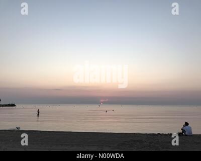 Spanien: Wetter, 5. August 2018. Die Menschen nehmen an den Strand bei Sonnenaufgang, die Hitze zu schlagen, als Teile von Spanien und Portugal erreichen Temperaturen von 40 C+ Stockfoto