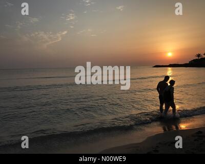 Javea, Spanien: Wetter, 6. August 2018 Menschen nehmen an den Strand bei Sonnenaufgang die Hitze als an einem anderen Tag sizzling 36C Temperaturen zu schlagen Prognose ist in Javea an der Costa Blanca, Spanien Quelle: Josie Elias/StockimoNews/Alamy leben Nachrichten Stockfoto