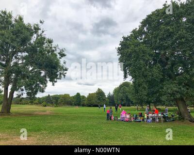 UK Wetter: Warm, aber bedrohlich, graue Wolken am Himmel in der Halle Platz & Gärten in Bexley Heath, London. Quelle: Matthew Ashmore/StockimoNews/Alamy leben Nachrichten Stockfoto