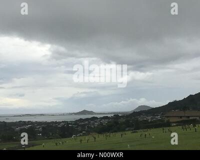 Kaneohe, Hawaii, USA. 23 August, 2018. Dunkle Wolken über Kaneohe Bay (pre-Hurricane Lane). Foto August 23, 2018 in Kaneohe, Hawaii. Credit: beaverdan/StockimoNews/Alamy leben Nachrichten Stockfoto