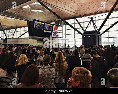 Stansted Airport, Essex, UK. 26. Aug 2018. Frustriert und verärgert die Fluggäste gezwungen, Informationen zur Gepäckausgabe, inmitten einer Zerrüttung Baggage Services zu warten. Credit: Justin Long/StockimoNews/Alamy leben Nachrichten Stockfoto