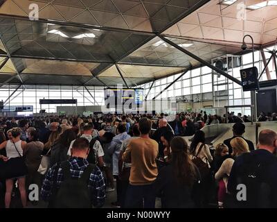 Stansted Airport, Essex, UK. 26. Aug 2018. Frustriert und verärgert die Fluggäste gezwungen für Informationen bezüglich der Gepäckausgabe, inmitten einer Zerrüttung Baggage Services zu warten. Credit: Justin Long/StockimoNews/Alamy leben Nachrichten Stockfoto