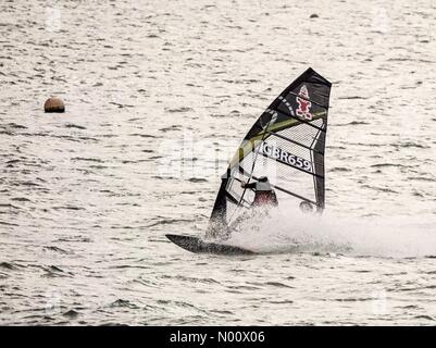 Hayling Island. 27. August 2018. UK Wetter: Windige bank Urlaub in Hayling. Beachlands, Hayling Island. 27. August 2018. Blustery Duschen heute entlang der Südküste. UK windsurfen Meister James Dinsmore auf Hayling Island, Hants. Credit: jamesjagger/StockimoNews/Alamy leben Nachrichten Stockfoto