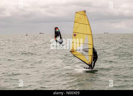 Hayling Island. 27. August 2018. UK Wetter: Windige bank Urlaub in Hayling. Beachlands, Hayling Island. 27. August 2018. Blustery Duschen heute entlang der Südküste. Windsurfer genießen das Wetter in Hayling Island, Hants. Credit: jamesjagger/StockimoNews/Alamy leben Nachrichten Stockfoto