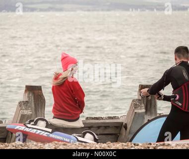 Hayling Island. 27. August 2018. UK Wetter: Windige bank Urlaub in Hayling. Beachlands, Hayling Island. 27. August 2018. Blustery Duschen heute entlang der Südküste. Kristin trotzen dem Wetter in Hayling Island, Hants. Credit: jamesjagger/StockimoNews/Alamy leben Nachrichten Stockfoto