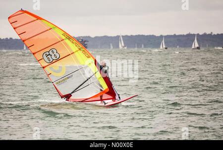 Hayling Island. 27. August 2018. UK Wetter: Windige bank Urlaub in Hayling. Beachlands, Hayling Island. 27. August 2018. Blustery Duschen heute entlang der Südküste. Phil genießen das Wetter auf seinem Windsurfer auf Hayling Island. Credit: jamesjagger/StockimoNews/Alamy leben Nachrichten Stockfoto