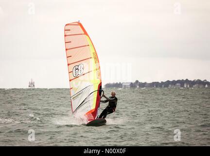 Hayling Island. 27. August 2018. UK Wetter: Windige bank Urlaub in Hayling. Beachlands, Hayling Island. 27. August 2018. Blustery Duschen heute entlang der Südküste. Phil genießen das Wetter auf seinem Windsurfer auf Hayling Island. Credit: jamesjagger/StockimoNews/Alamy leben Nachrichten Stockfoto